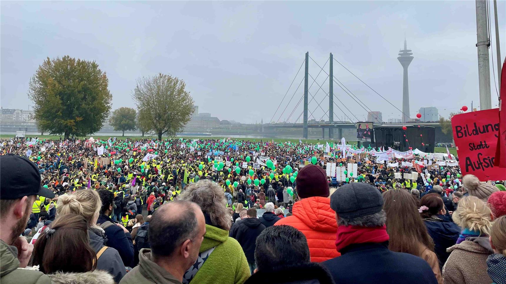Über 32.000 Menschen demonstrieten in Düsseldorf gegen den Abbau des Sozialsystems.