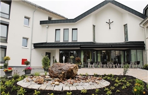 Der Eingang mit Sonnenterrasse Seniorenzentrum St. Engelbert Der Eingang mit Sonnenterrasse Seniorenzentrum St. Engelbert