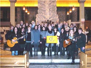 Die Musikgruppe 'For You' aus Olsberg spielen zum Abschluss des 70. Jubiläumsjahres der Caritasverbandes Brilon.