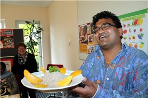 Fruchtiges Frühstück wie in Sri Lanka: Mango in Kombination mit einer Kokos-Milch-Mehl- Kreation.