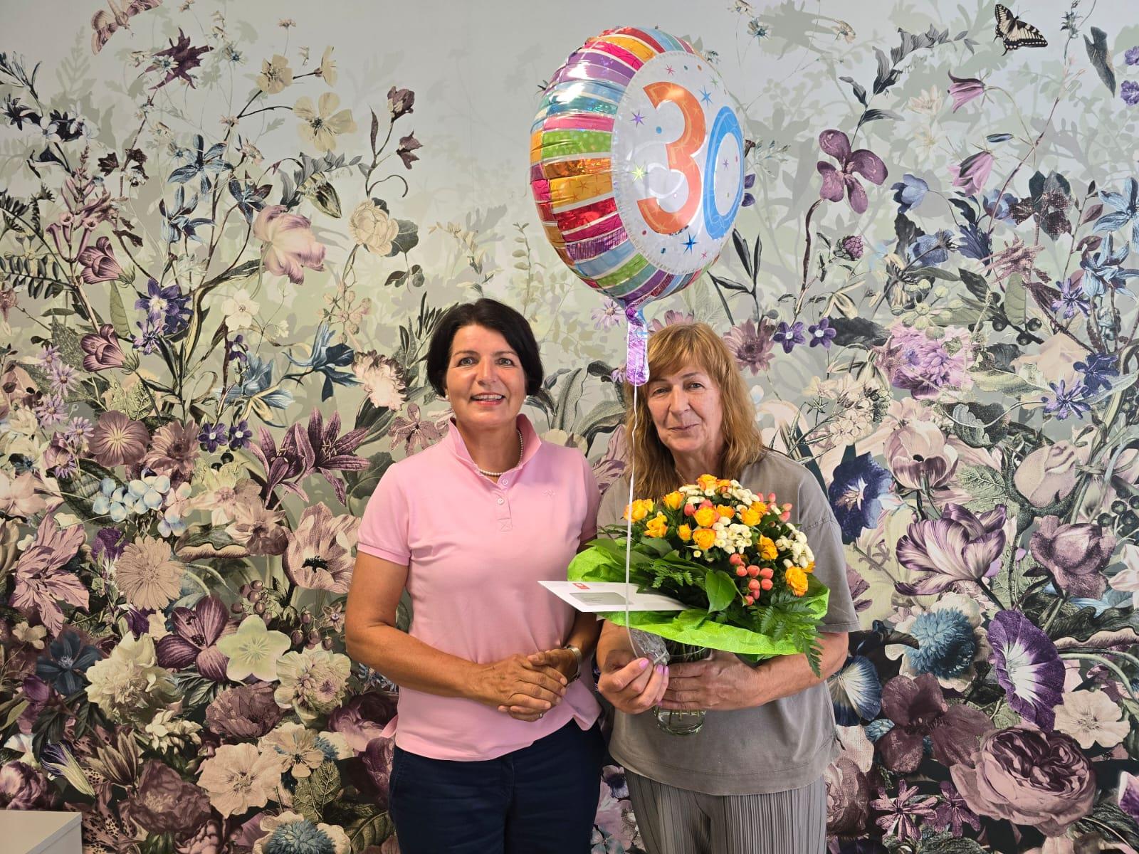 Karen Mendelin (Fachbereichsleitung Ambulante Pflege- und Unterstützungsangebote) gratulierte jetzt Gudrun Schluer (Pflegedienstleitung Sozialstation in Medebach) zu ihrem 30-jährigen Dienstjubiläum