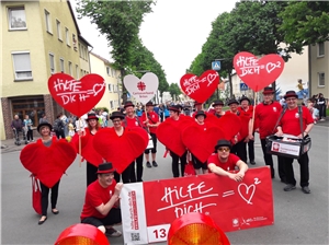 Hilfe durch Dich: In Herzformation sorgte der Caritasverband Brilon für viele Hingucker auf dem Hessentag in Korbach.