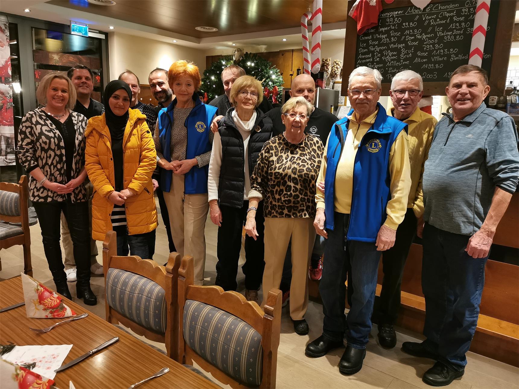 Eine Gruppe Menschen steht für ein Foto in einem Restaurant.