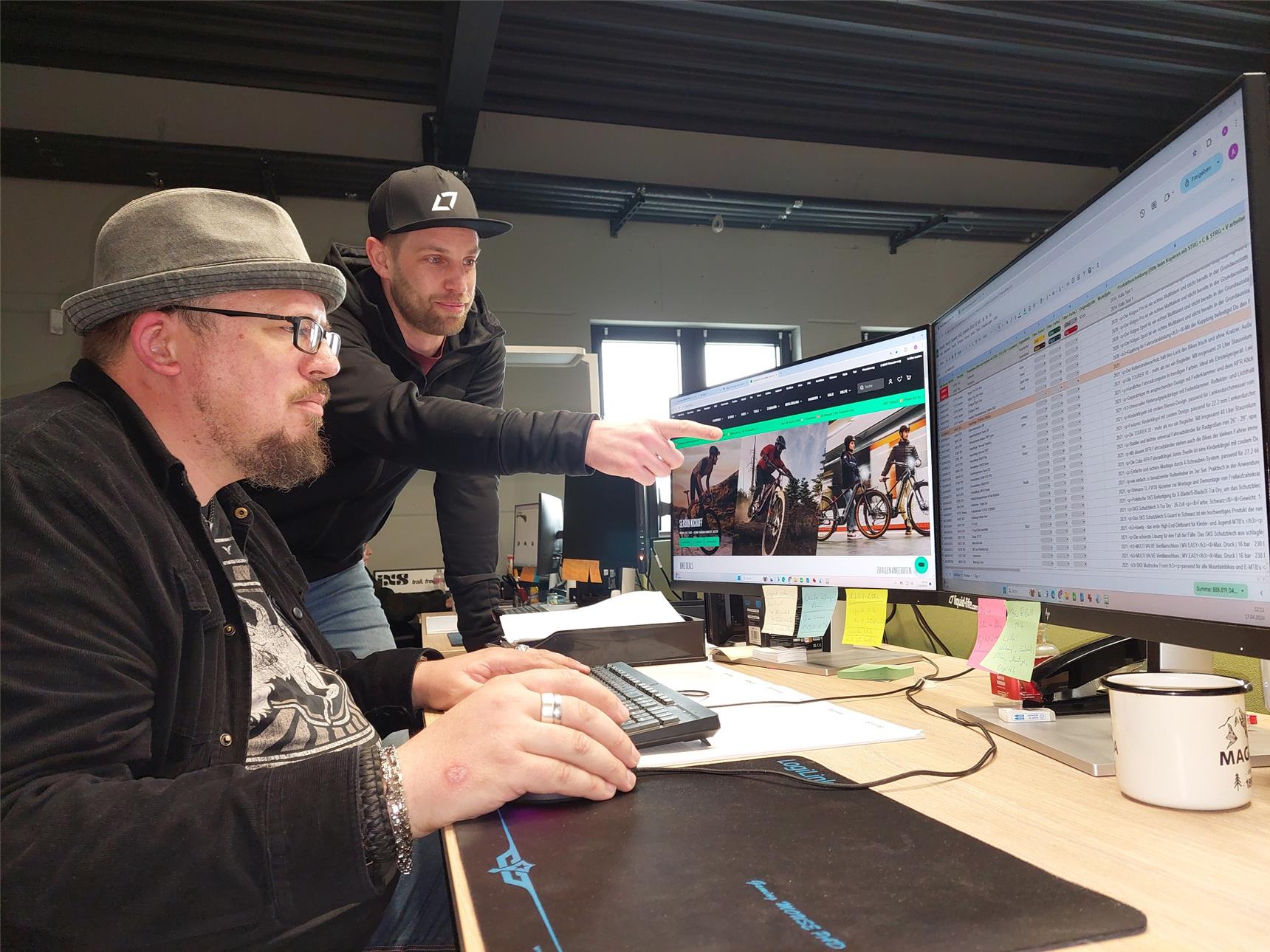 André Kahmen (r.) pflegt den Webshop von Liquid Life und gehört seit April zum E-Commerce Team von Alexander Mönig. 