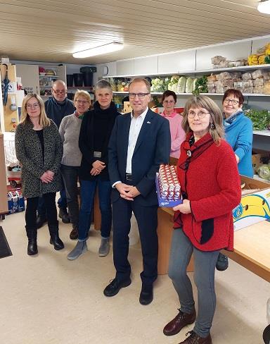 Nach Benefiz-Auktion im Briloner Rathaus:  Spendenübergabe im Caritas-Warenkorb in Brilon