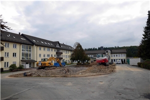 Parkplatz Bau Mutter Kind-Klinik St. Urusula Mit Baggern wird der neue Parkplatz für die Mutter-Kind-Klinik St. Ursula gebaut.