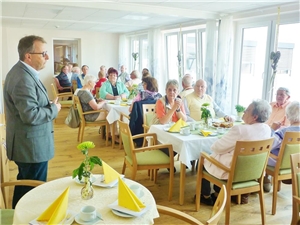 Das Rentnertreffen des Caritasverbandes Brilon fand im Raum „Stadtblick“ im Engelbert-Café „CariTasse“ statt. Dort informierte Vorstandsvorsitzender Heinz-Georg Eirund (l.) über aktuelle Neuigkeiten im Verband.
