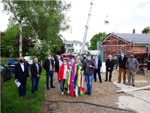 In kleiner Runde wurde im Mai 2020  das Richtfest für das neue Dechant-Ernst-Haus Am Hellenteich in Brilon gefeiert.