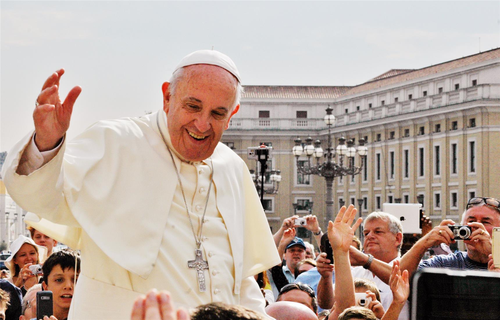 Papst Franziskus winkt in die Menge der Besucher