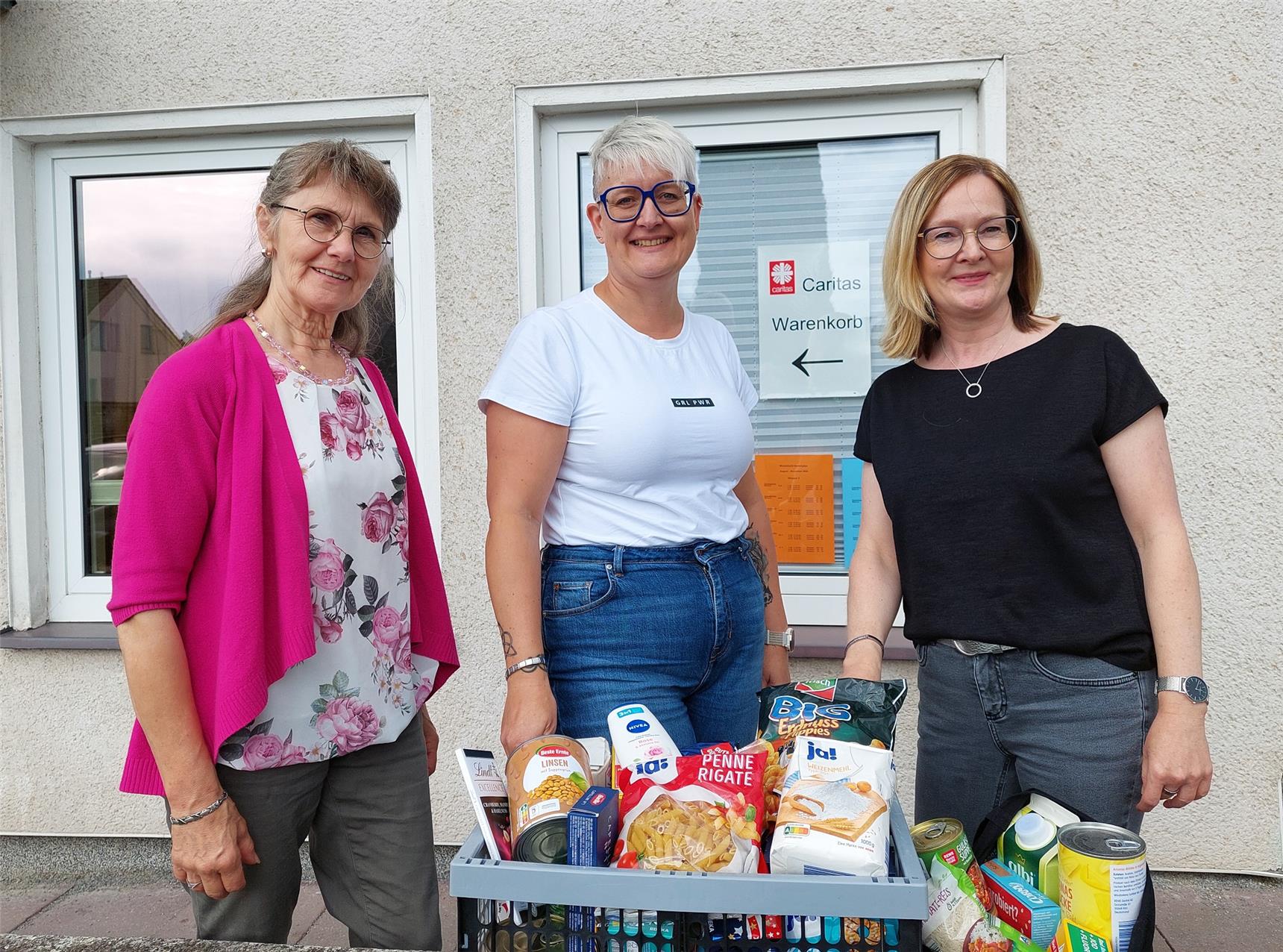 Birgid Schultze-Neumann (l.) und Eva Dufhues (r.) vom Caritas Warenkorb Brilon bei der Weight Watchers Spendenübergabe mit Expertin Tanja Sprenger. 