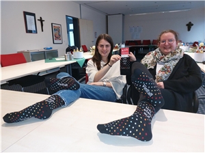 Angélique Stein (l.) und Christina Groß von der youngcaritas Brilon zeigen an ihren Füßen die Vielfalt-Socken.