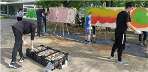 Jugendlichen lernen kunstvolle Malereien beim Graffiti-Workshop in Östringen