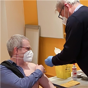 Jürgen Marin erhält die erste Corona-Schutzimpfung.