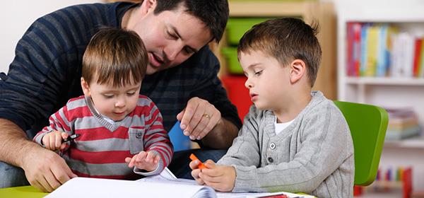 Mann bastelt mit Kindern
