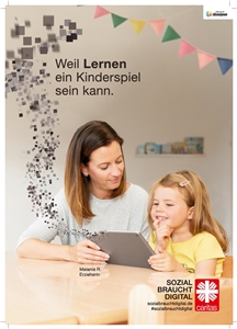 Sozial braucht digital Frau unterstützt Kind bei den Hausaufgaben