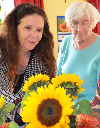 Tagespflege Havixbeck Einstieg Elisabeth Geimer mit einem Gast der Tagespflege Havixbeck beim dekorieren.