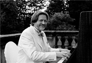 Dieter Schumann spielt auf dem Klavier
