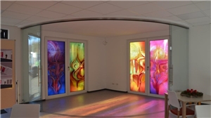 neue künstlerische Glasfenster im Haus Clara