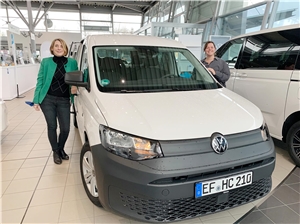 Unser neues Haus-Clara-Mobil: Kerstin Bloch (links), Jessica Märtin (rechts)