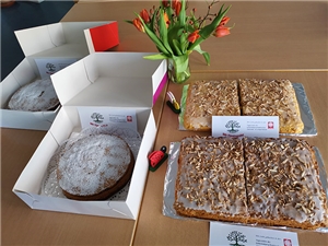 Verschiedene Kuchen mit Schildern: Mit Liebe gebacken im Gemeindepsychiatrischen Zentrum Lampertheim