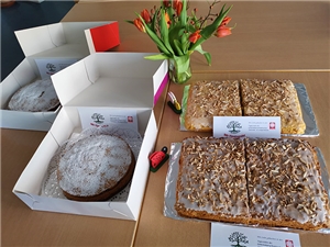 Kuchen für Kolleginnen und Kollegen Verschiedene Kuchen mit Schildern: Mit Liebe gebacken im Gemeindepsychiatrischen Zentrum Lampertheim