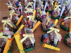 Osterkörbchen Osterkörbchen mit Schokohasen, Parmesanhasen und Eiern darin, sowie Nachrichtenzettel daran