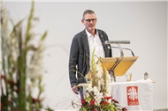 Herr Sascha Jacob, Landeswohlfahrtsverband Hessen, Spricht am Rednerpult