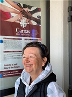 Frau Standke vor Plakat Caritas-Riva-del Garda