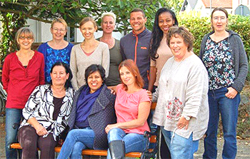 Gruppenfoto im Garten des Schweizerhauses, 10 Frauen und ein Mann