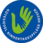 Grafik: Gütesiegel der Landesservicestelle namens „Hessisches KinderTagespflegeBüro“. Abgebildet ist eine kleine Hand, die in einer großen liegt.