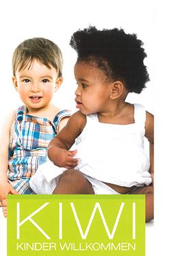 KiWi Schriftzug, dahinter sitzen zwei kleine Kinder