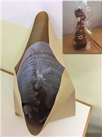 Kinderpostaktion Umschlag mit Osterbrief und einem Schokohasen Großer Briefumschlag mit einem Brief und einem Schokoladenhasen darin