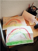 Kinderpost Regenbogenbilder Mehrere Buntstift und Filzstiftbilder mit je einem gemalten Regenbogen darauf