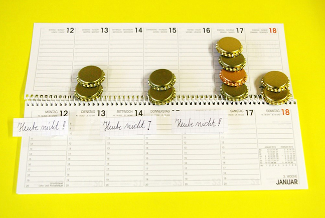 Kalender mit tageweise unterschiedlicher Anzahl Kronkorken