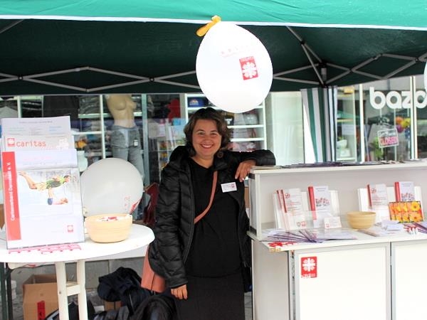 Frau Hacer Yontar am Informationsstand
