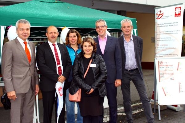 Gruppenbild, 6 Personen vor Informationsstand