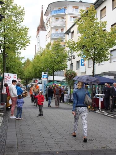 Informationsstände in einer Fußgängerzone, Passanten