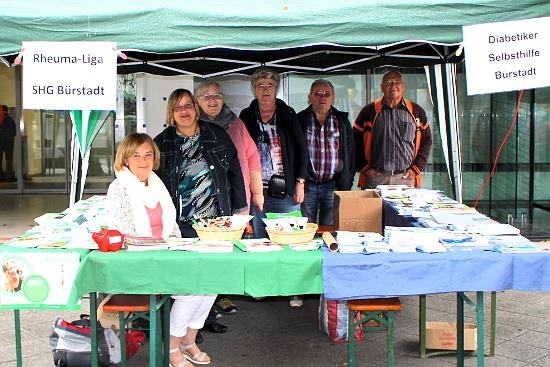 Gruppenbild sechs Personen in einem zweigeteilten Informationsstand