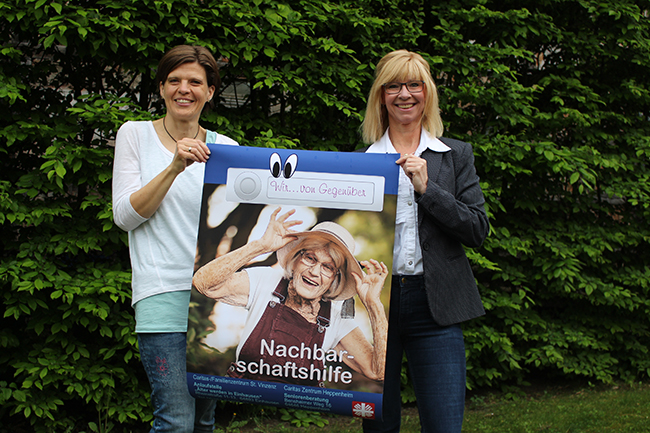 Claudia Ebner und Alexandra Mandler-Pohen (v.l.n.r) halten Plakat