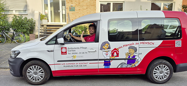Fahrer grüßt hinterm Steuer des Fahrzeugs vom ambulanten Pflegedienstes Viernheim 