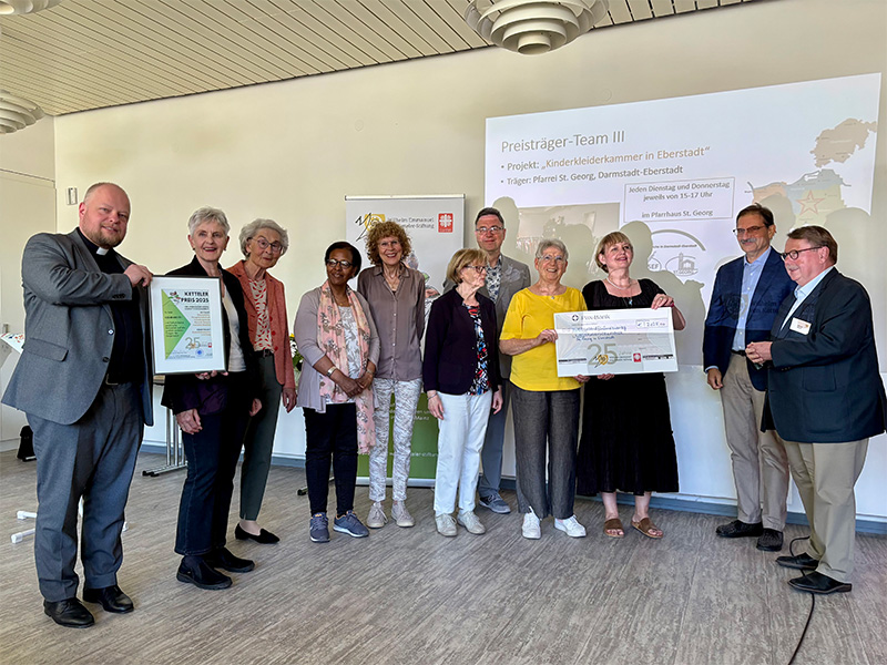 Gruppenbild mit elf Personen
