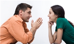 Ein Mann und eine Frau im Gespräch
