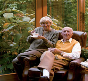 Älteres Paar im heimischen Wohnzimmer