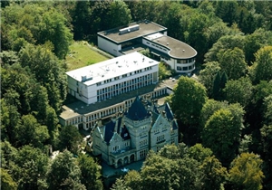 Luftaufnahme der Klinik „Schloß Falkenhof“