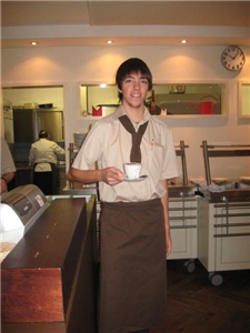 Projekt AktivO Ein Servicemitarbeiter serviert Kaffee