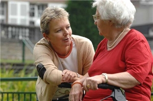 Zwei ältere Damen im Gespräch