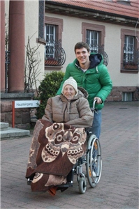 FSJ IMG_5471 engagierter Freiwilliger mit älterer Frau im Rollstuhl
