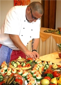 Spenden-Projekt 2 Ein Mann beim Anrichten eines Buffets