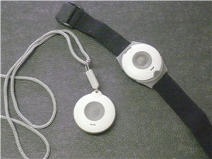 Der Hausnotruf kann sowohl als Armband als auch als Kette getragen werden.