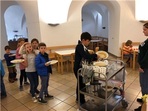 OGT Mittag Die Kinder räumen den Mittagstisch ab